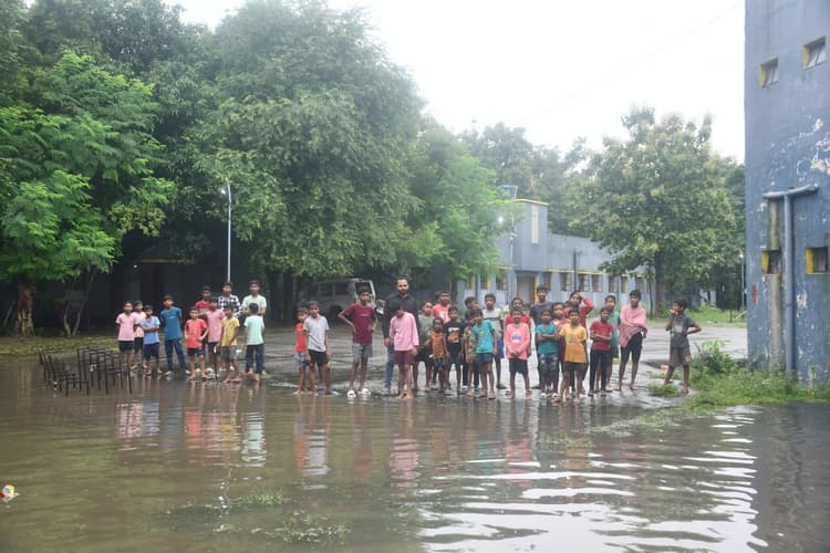 Bokaro News : बरसात शुरू होते ही टापू में तब्दील हो जाता है सुभाष चंद्र बोस सरकारी आवासीय विद्यालय