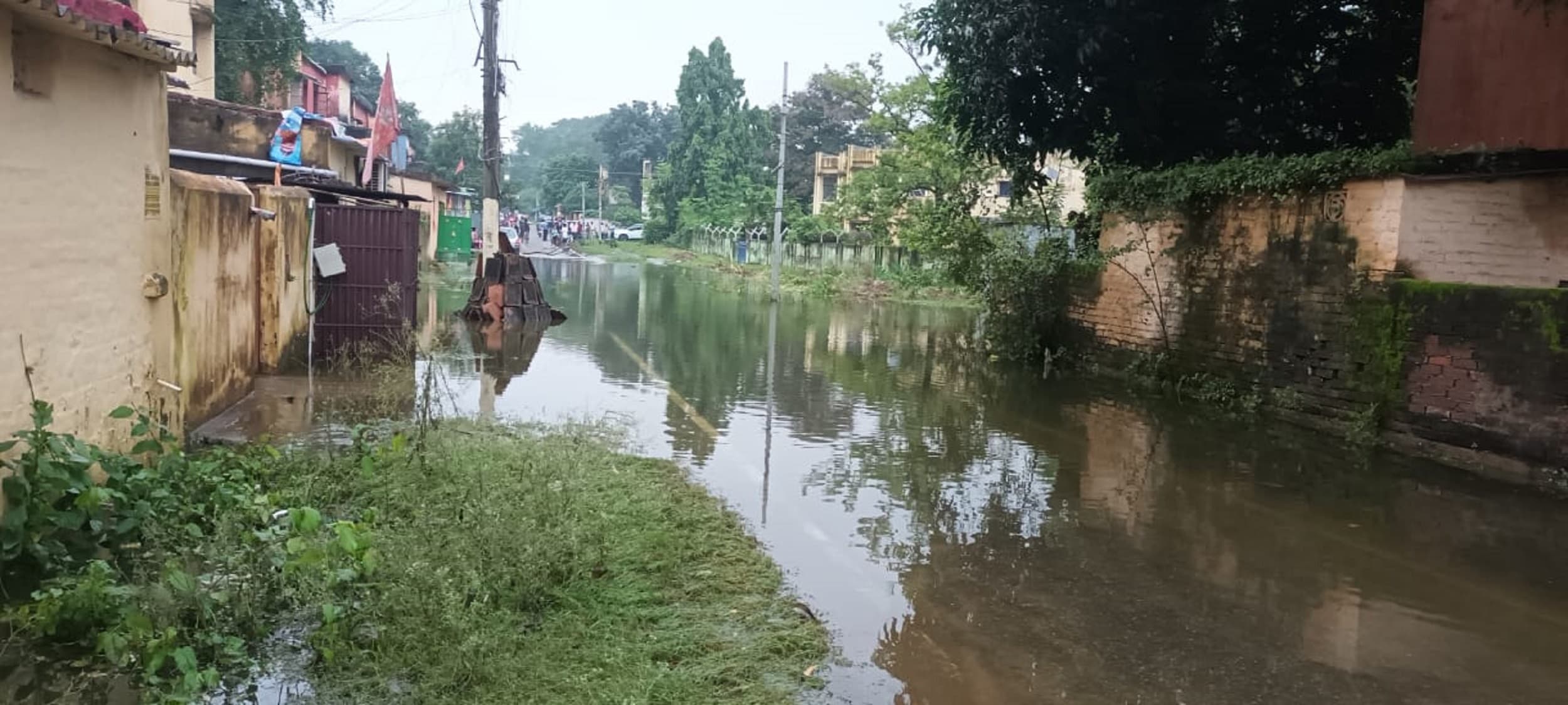 Bokaro News : सड़क पर जलजमाव, क्वार्टर में घुस रहा पानी