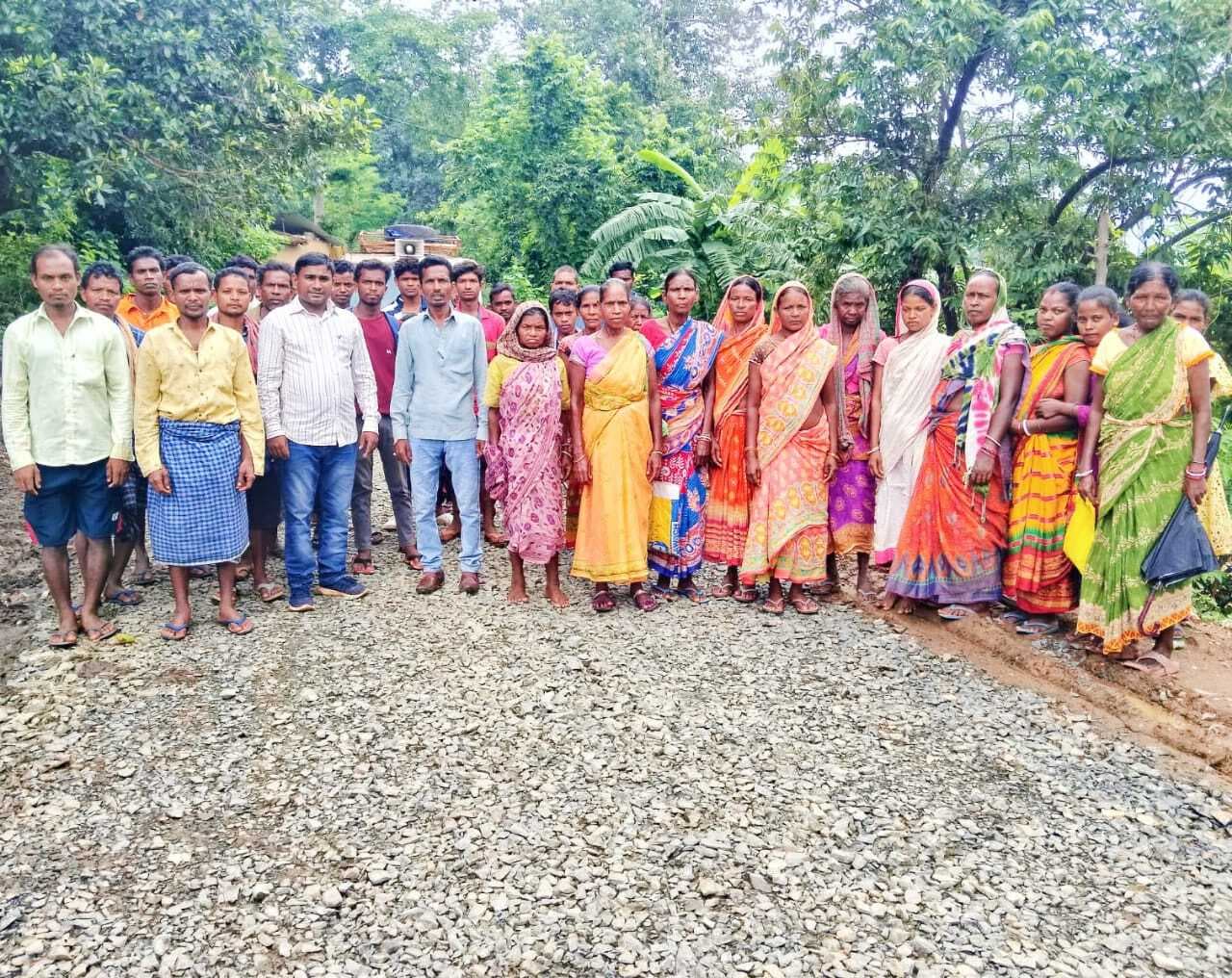 Chaibasa News : एक माह से सड़क पर गिट्टी बिछाकर छोड़ा, परेशानी