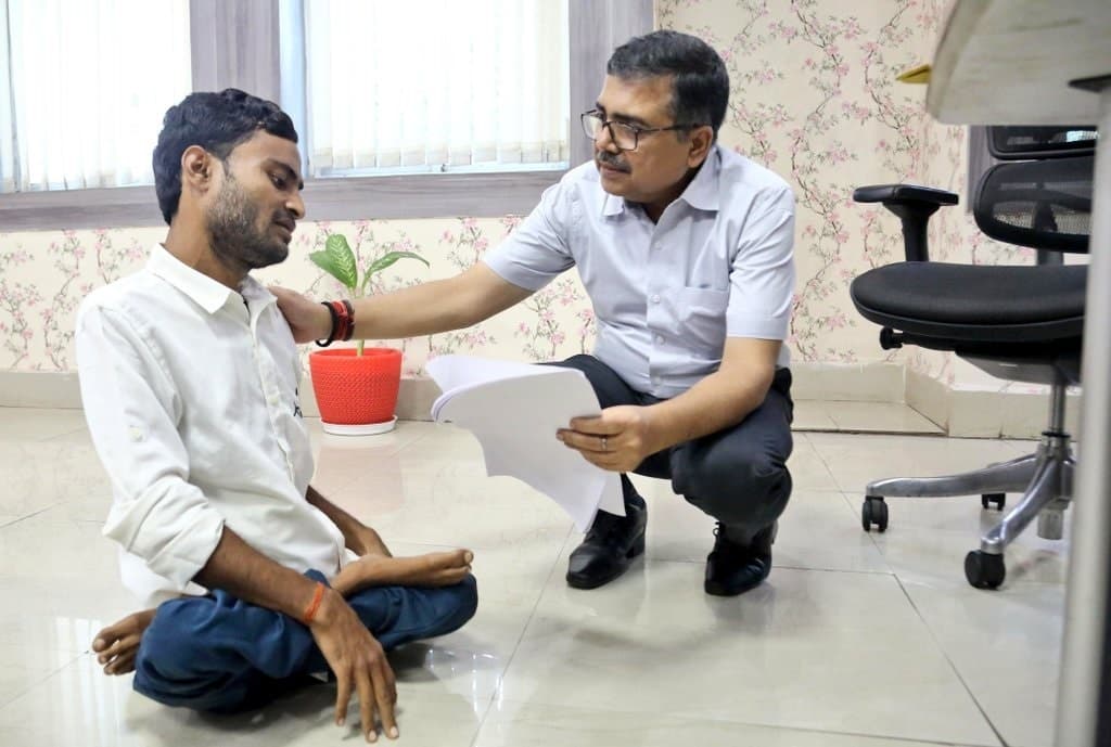 Bokaro News : दिव्यांग व्यक्ति को देख कुर्सी छोड़ कर उठे उपायुक्त, नीचे बैठ सुनीं समस्या