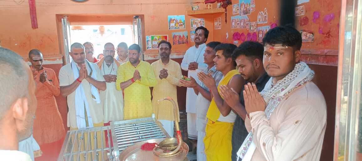 Giridih News :पहली सावन पर सवा लाख बेलपत्र अर्पित कर भगवान शिव की हुई विशेष पूजा