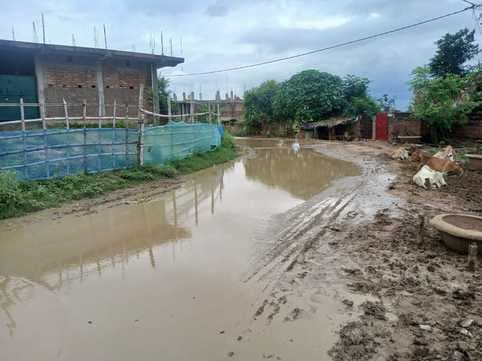 कीचड़ और जलजमाव से जूझ रहा संग्रामपुर गांव