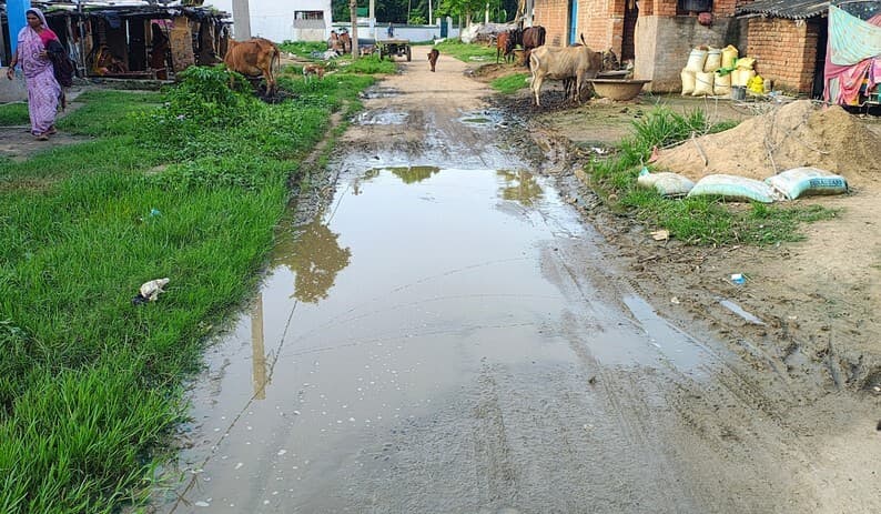 बरसात में कीचड़मय बनीं लसोतिया की सड़क