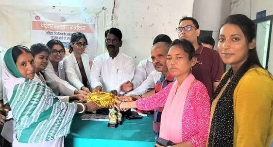सीएचसी में परिवार कल्याण कार्यक्रम के तहत लाभुकों को किया गया सम्मानित