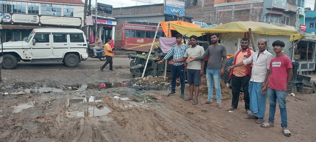 महागामा बसुवा चौक पर गंदे नाले के पानी से आम जनता परेशान