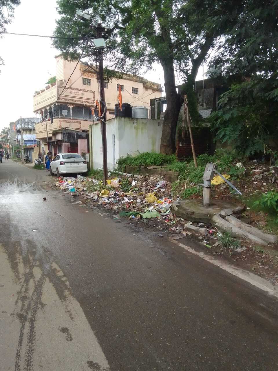 Chaibasa News : शिवालय के रास्ते पर गंदगी से श्रद्धालु परेशान