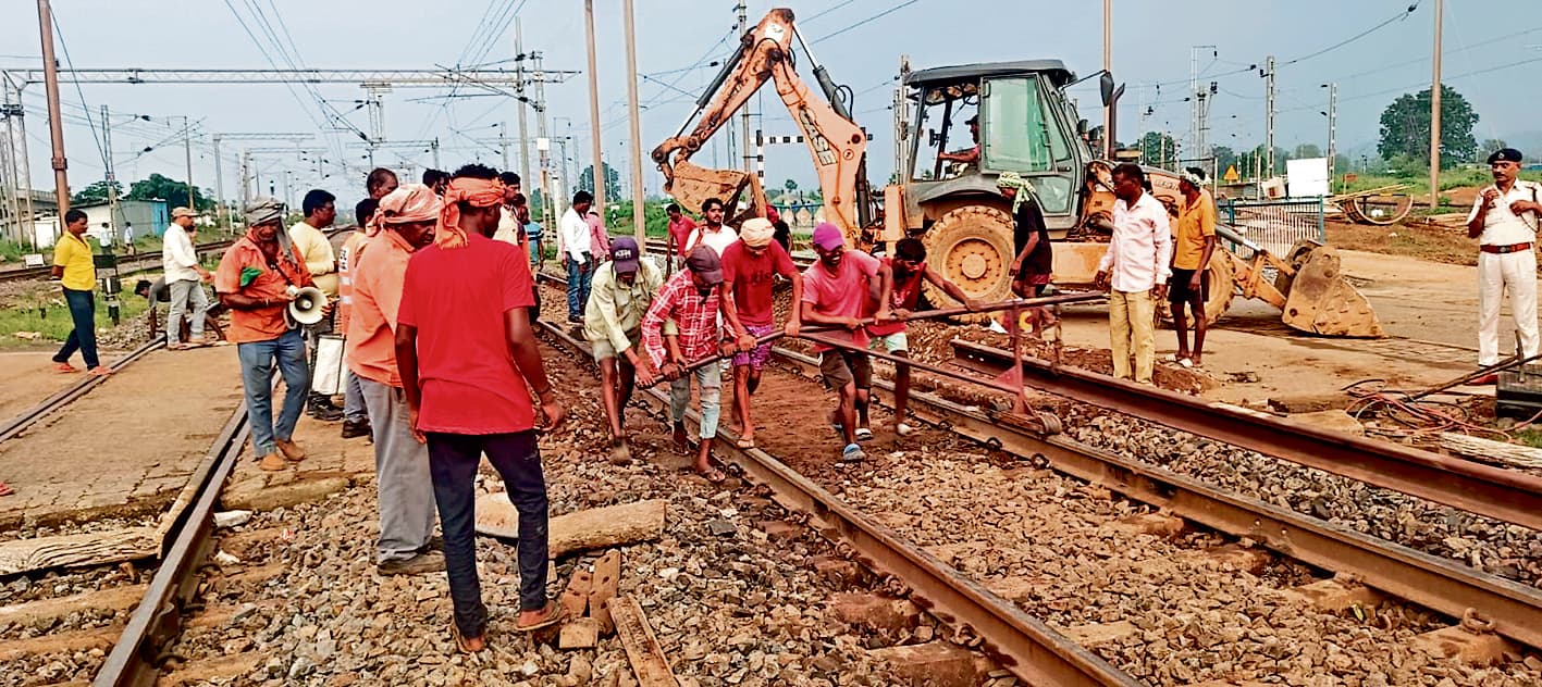 Rourkela News: कुकुड़ा गेट रेल फाटक एनआइ वर्क को लेकर एक घंटे रहा बंद, लोगों को हुई परेशानी