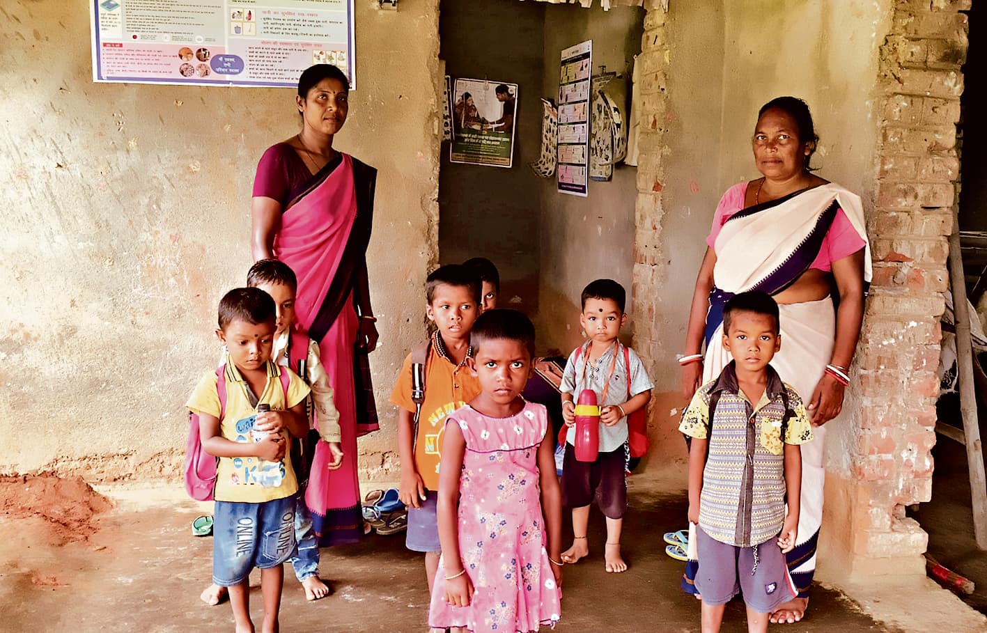 East Singhbhum News : छत से गिरता है प्लास्टर, जान जोखिम में डाल पढ़ते हैं बच्चे