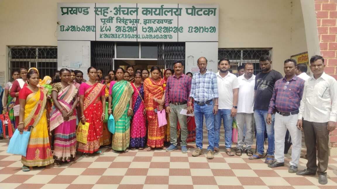 East Singhbhum News : मंईयां योजना से वंचित महिलाएं प्रखंड कार्यालय पहुंचीं