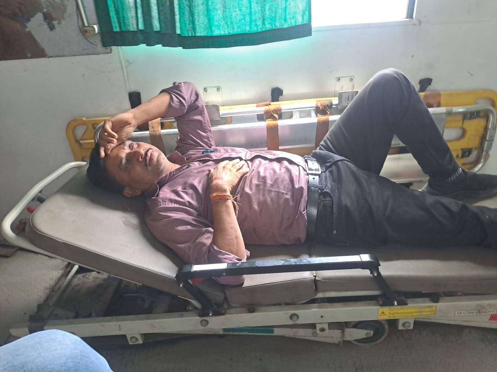 Giridih News : पेड़ से टकरायी कार, छह शिक्षक घायल