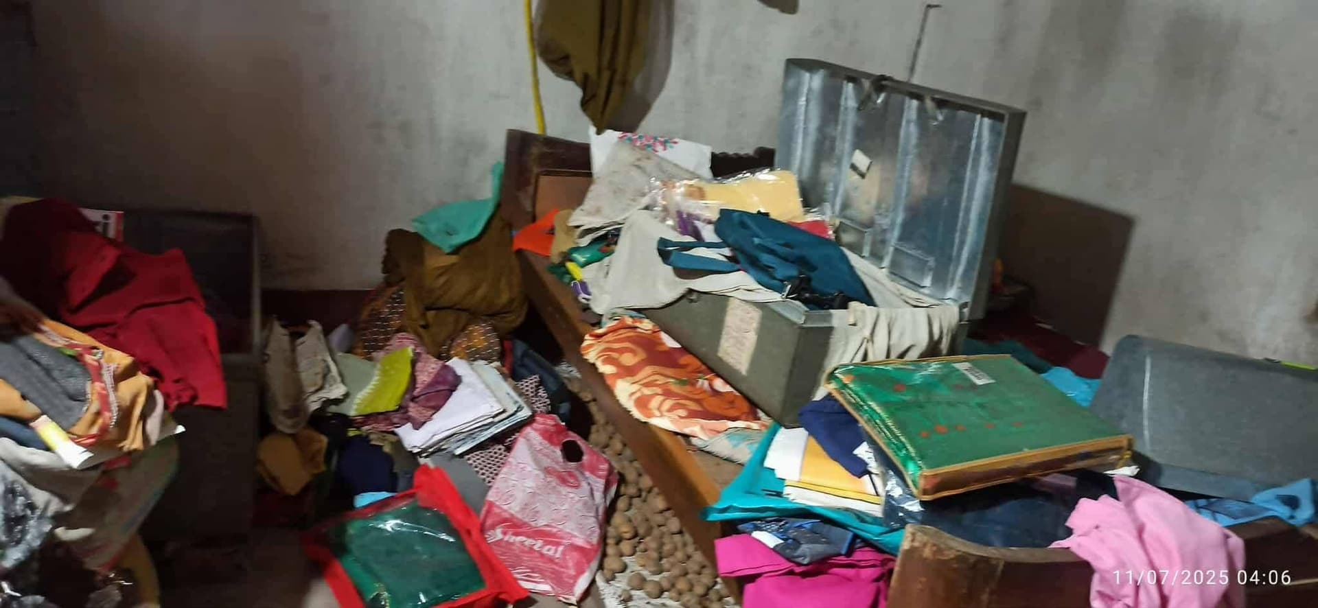 घर से जेवर समेत दस लाख की चोरी