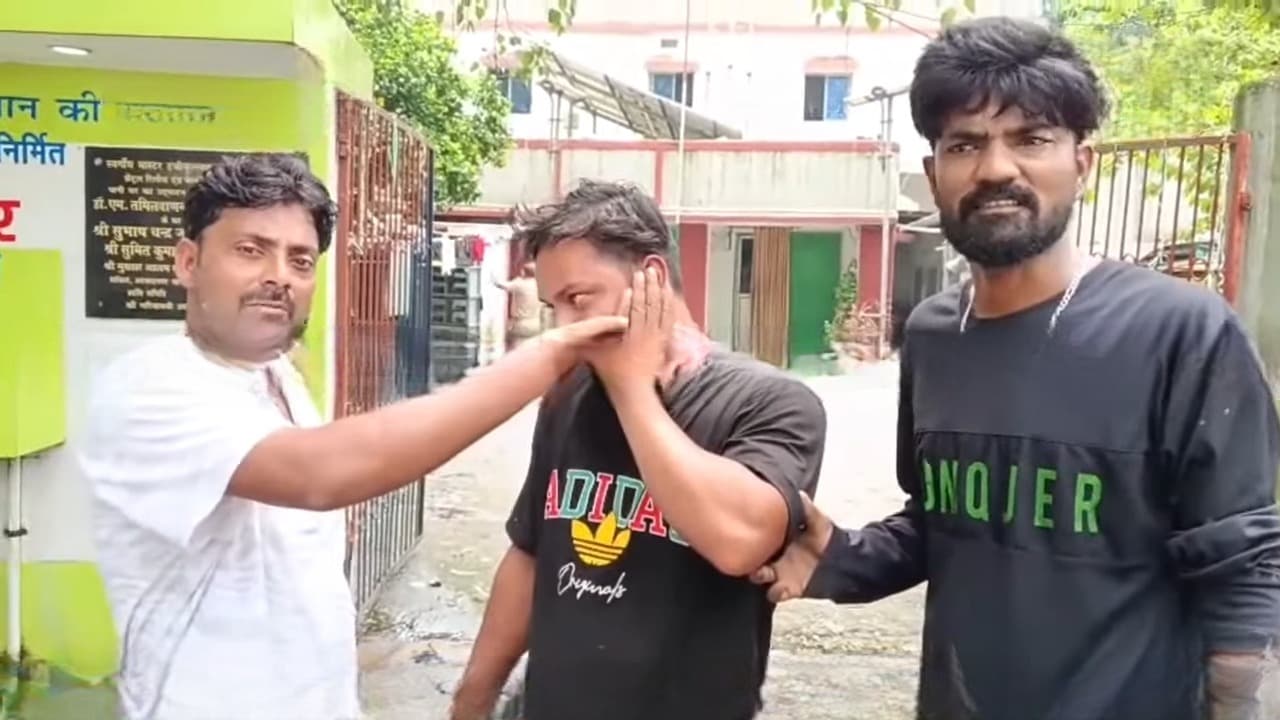 Jamshedpur News : आजादनगर : पैसे के लेन-देन को लेकर पिकअप वैन के मालिक व चालक में मारपीट