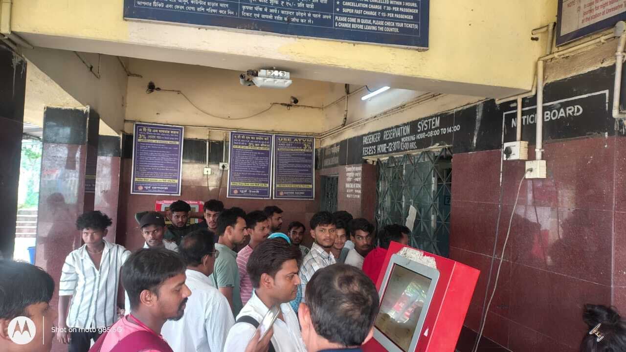 Dhanbad News: आरक्षण काउंटर का कंप्यूटर खराब, टिकट के लिए चार घंटे परेशान रहे यात्री