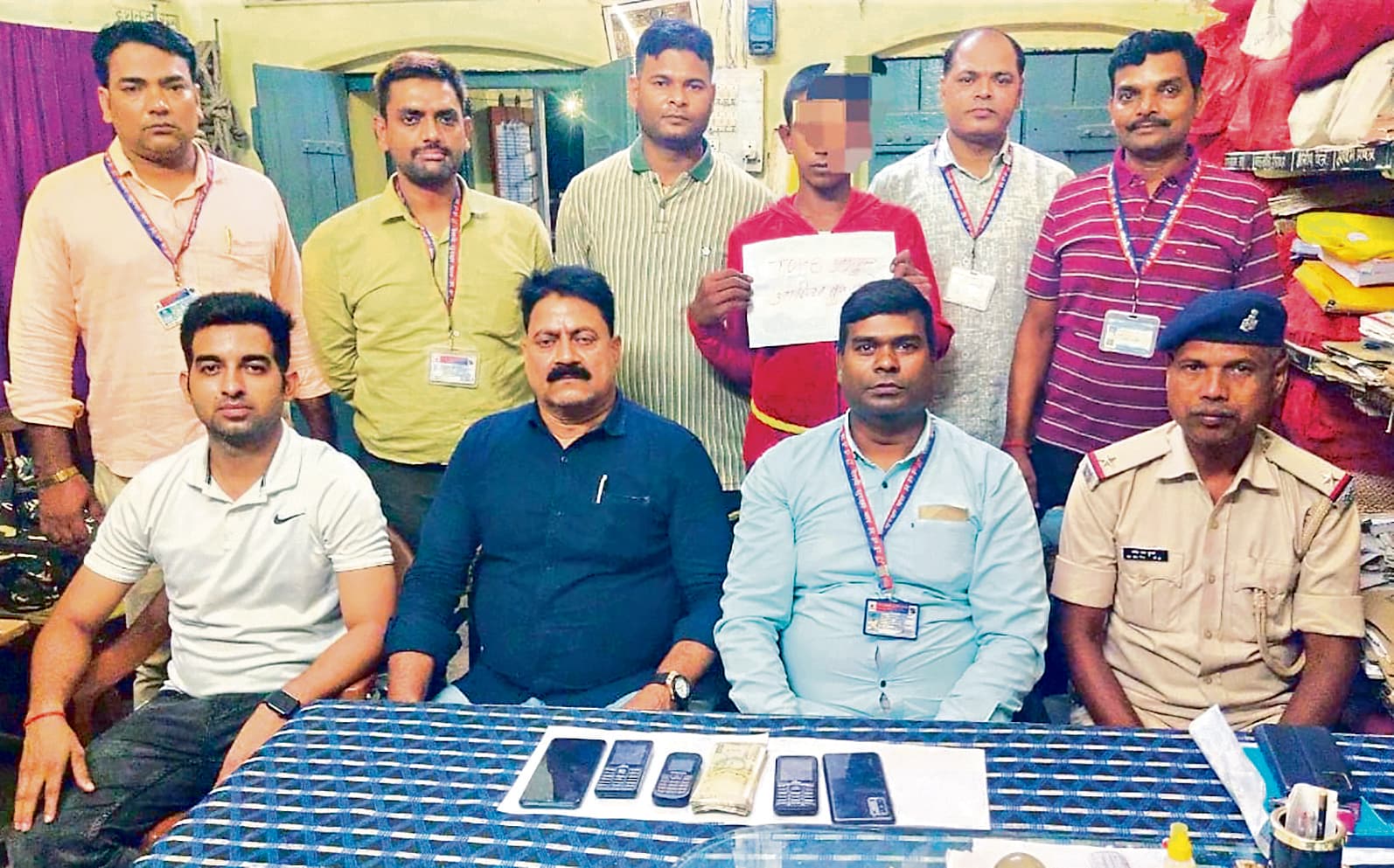 Dhanbad News : चोरी के पांच मोबाइल व सोने के लॉकेट के साथ एक गिरफ्तार