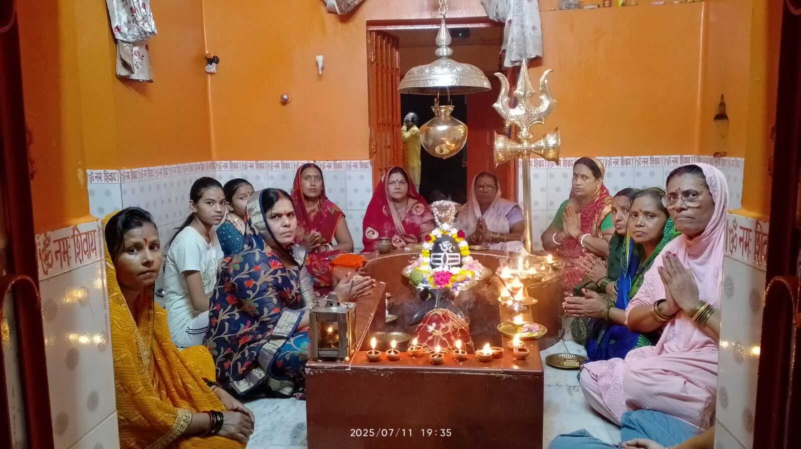 Dhanbad News: सावन के पहले दिन शिवालयों में भोलेनाथ का हुआ जलाभिषेक