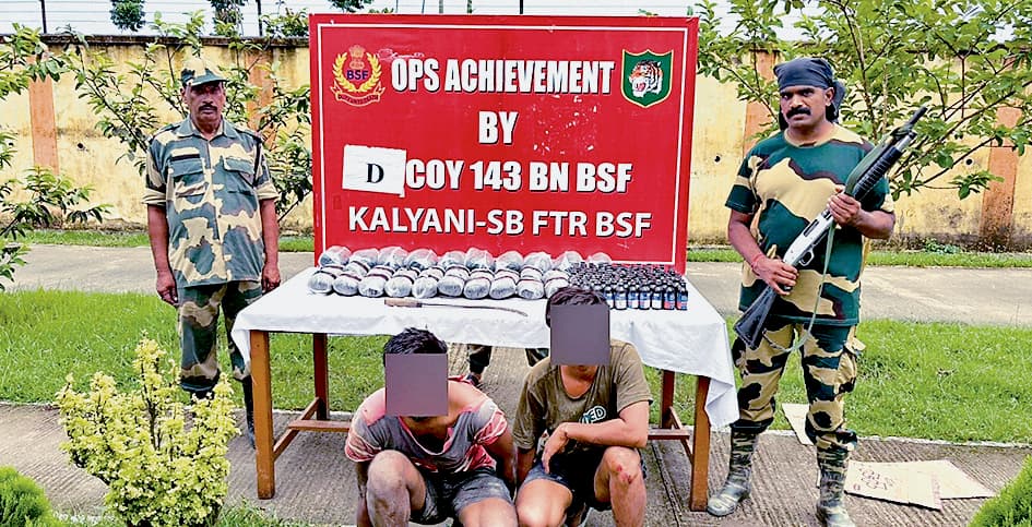 एक जवान जख्मी, दो तस्कर दबोचे गये