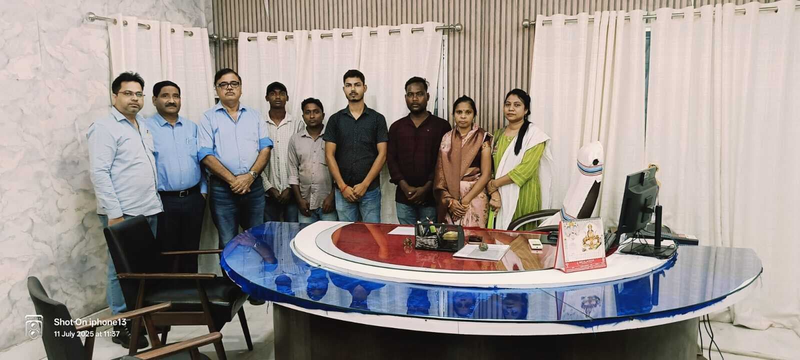 Dhanbad News: जीएम ने सात मृत श्रमिकों के आश्रितों को सौंपा नियुक्ति पत्र