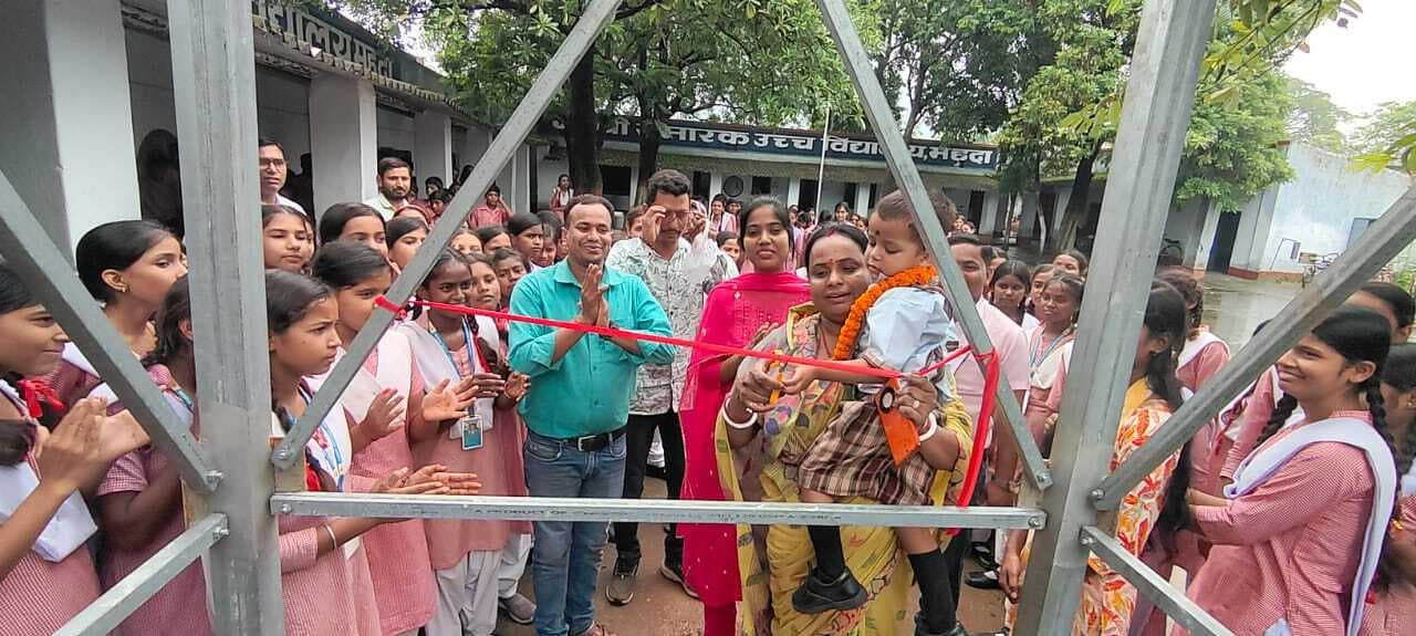 Dhanbad News : जिप चेयरमैन ने महुदा में किया जलमीनार का उद्घाटन