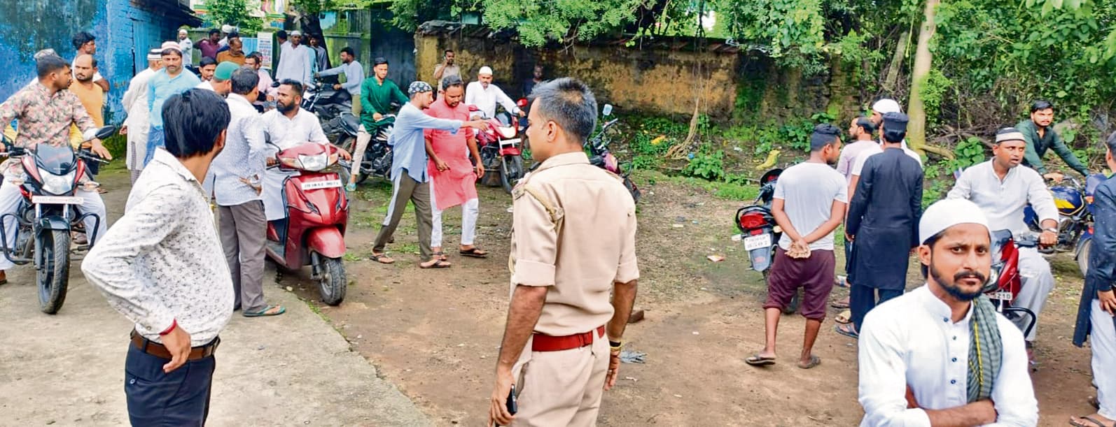 Dhanbad News : लोयाबाद पावर हाउस मस्जिद में नमाजियों में हिंसक झड़प, एक दर्जन जख्मी