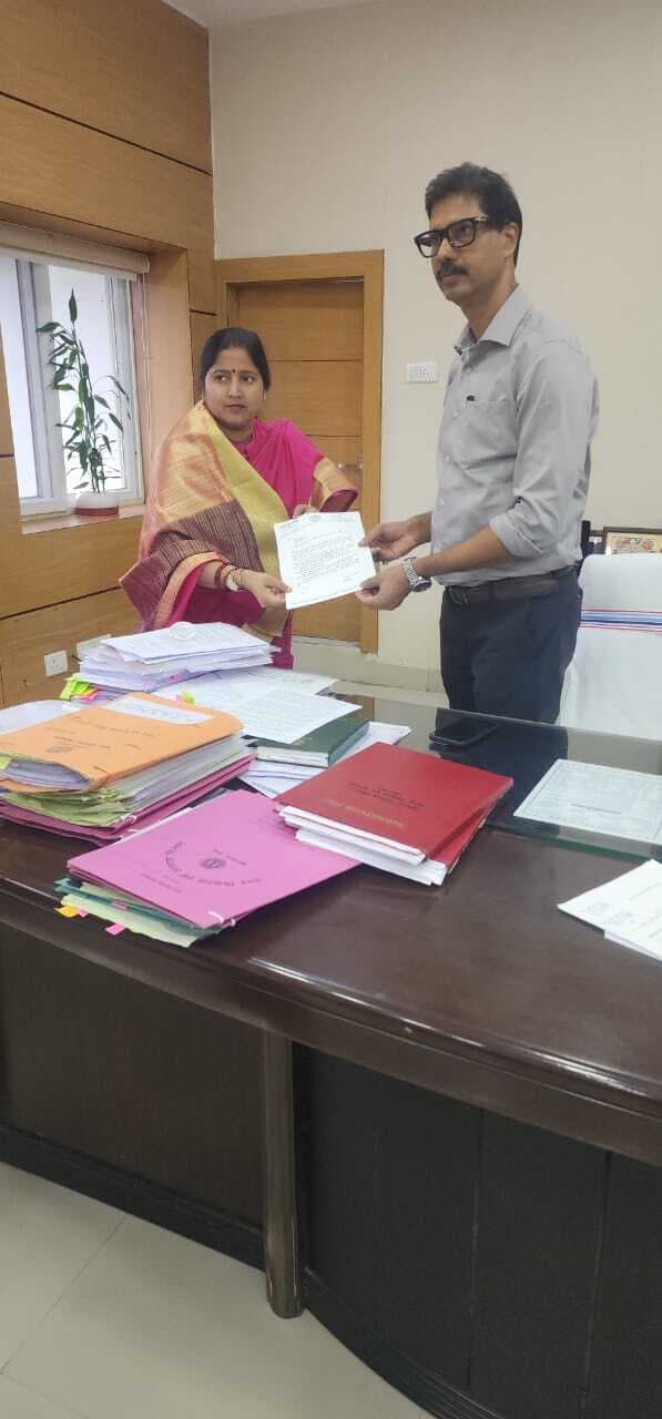 Dhanbad News : एनओसी के लिए रागिनी ने पथ निर्माण के सचिव को सौंपा पत्र