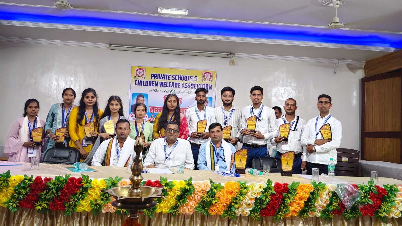 बाल प्रतियोगिता निकेतन स्कूल के शिक्षक हुए सम्मानित