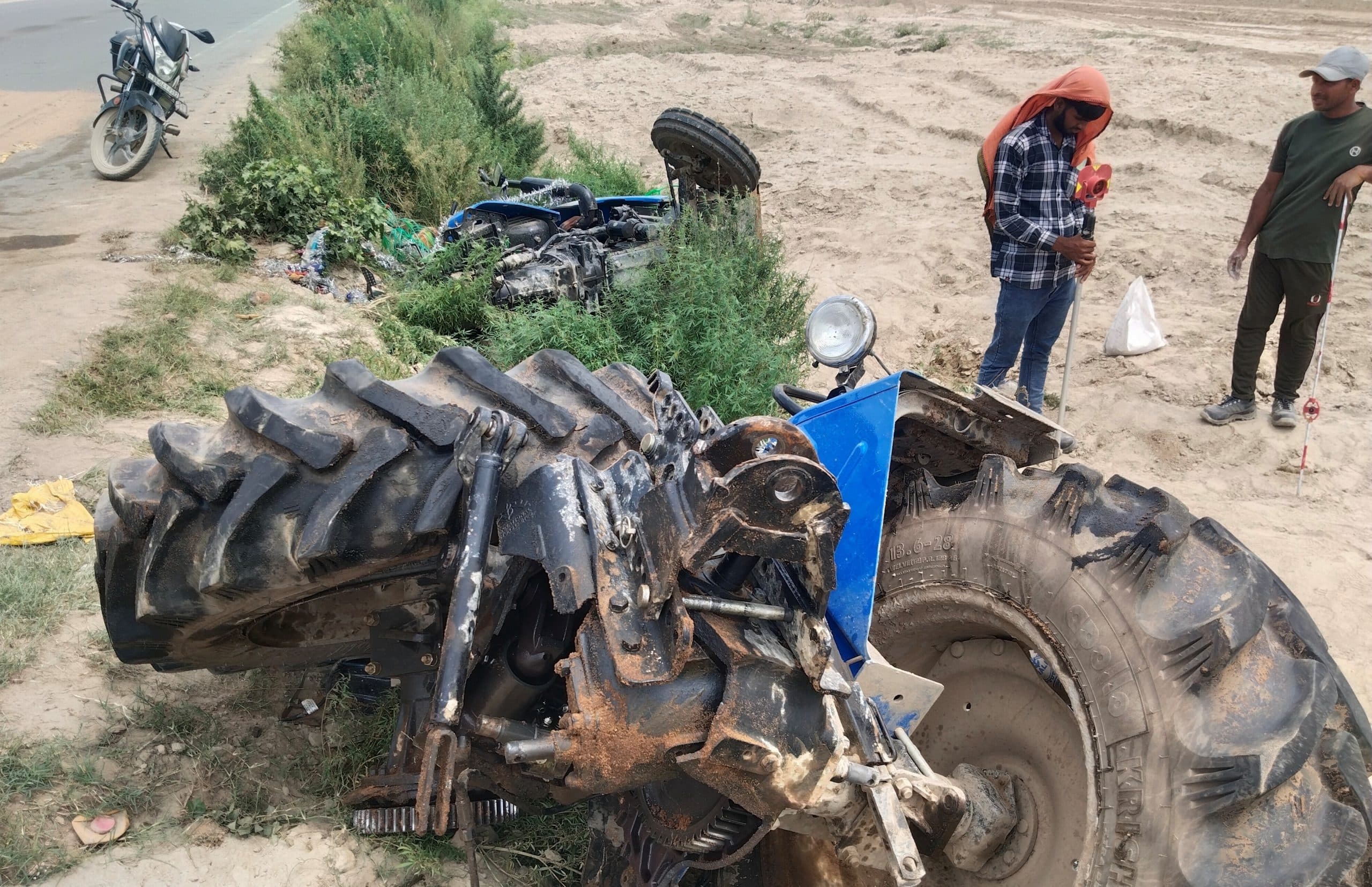 Saran News : शेरपुर के पास ट्रक की टक्कर से ट्रैक्टर चालक घायल