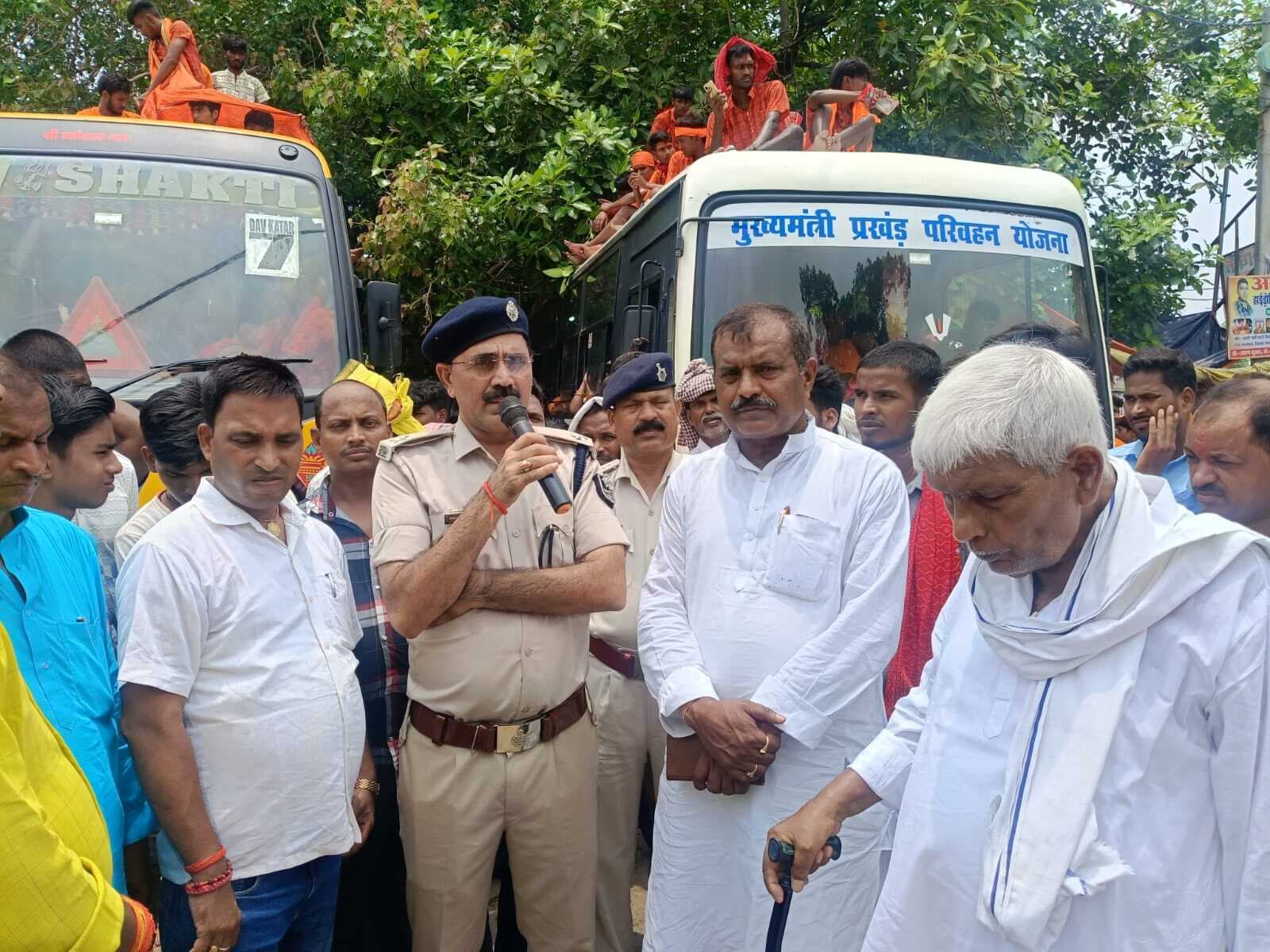 पहली सोमवारी को जलाभिषेक करने के लिए कांवरियों का जत्था रवाना