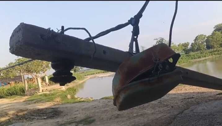 पाढ़ी में लटक रहा बिजली का लटका पोल, हादसे की आंशका