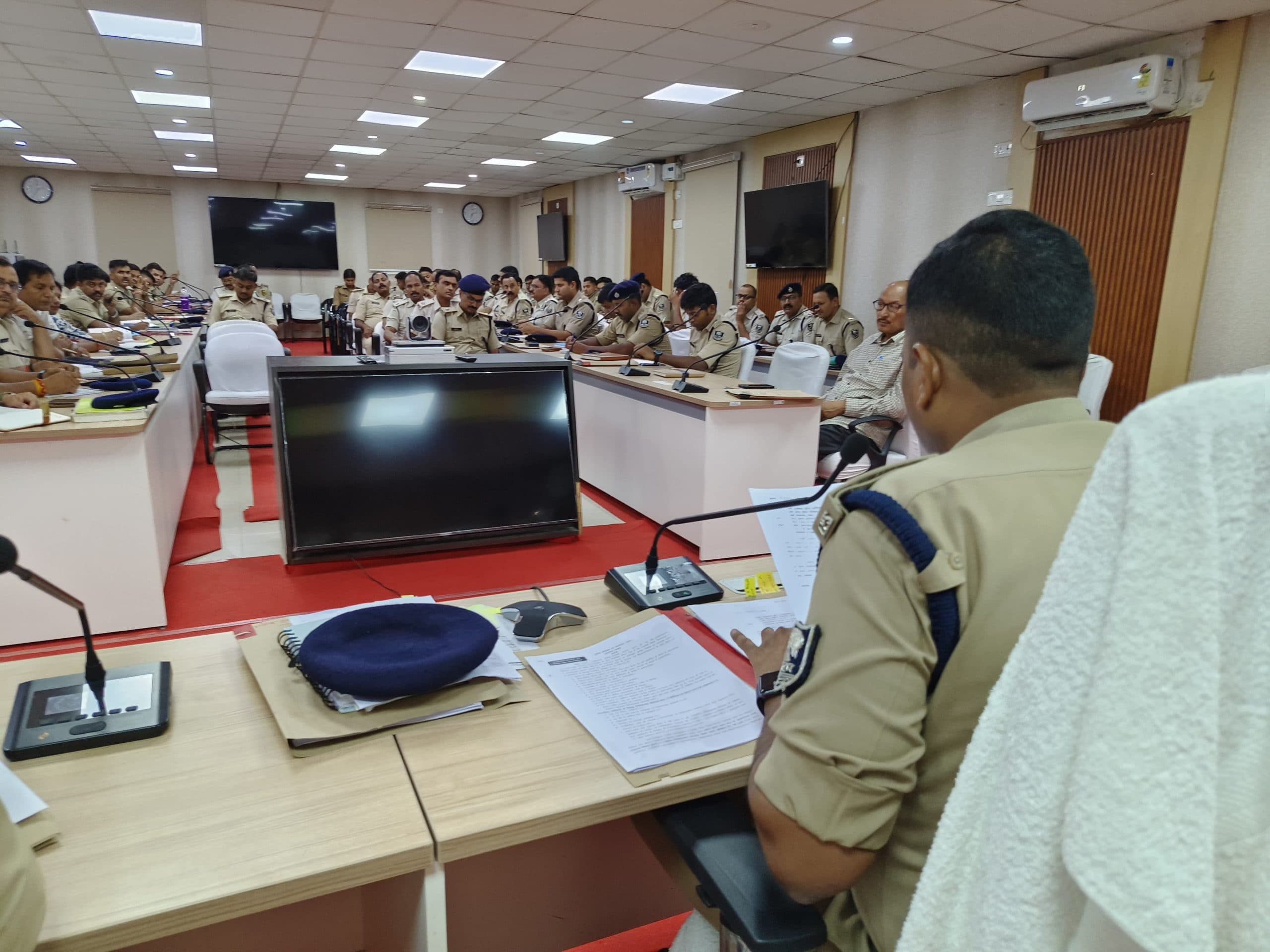 Saran News : अपराध नियंत्रण व चुनावी तैयारी को लेकर एसएसपी ने की क्राइम मीटिंग