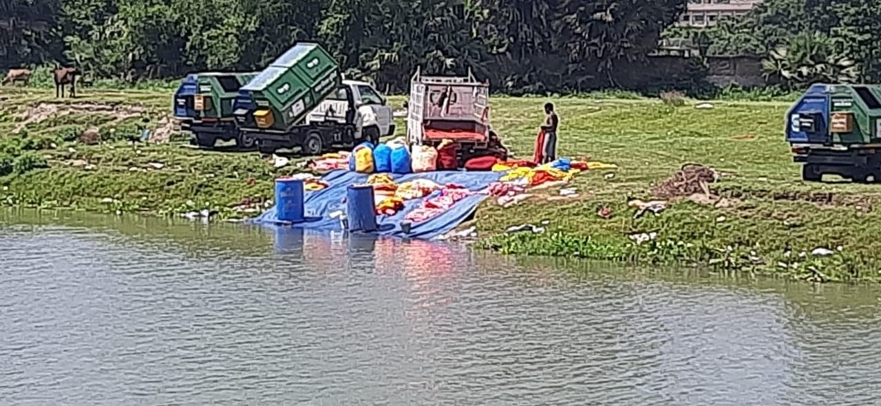 सोमवारी पर सौरा में कैसे हो आस्था का स्नान, नदी में हो रही कचरों की धुलाई