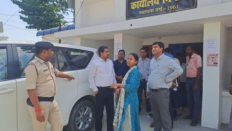 डीएम ने विशेष गहन पुनरीक्षण कार्य का किया निरीक्षण, संग्रहण में तेजी लाने का निर्देश