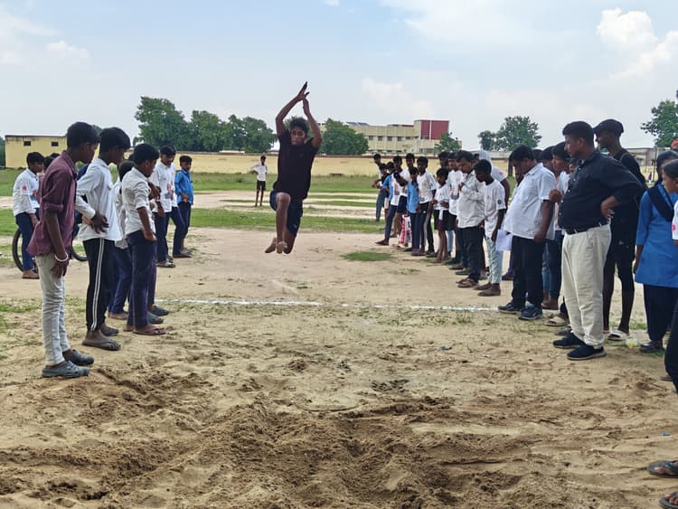 गिद्धौर में संकुल स्तरीय खेल प्रतियोगिता संपन्न, प्रतिभावान छात्र हुए सम्मानित