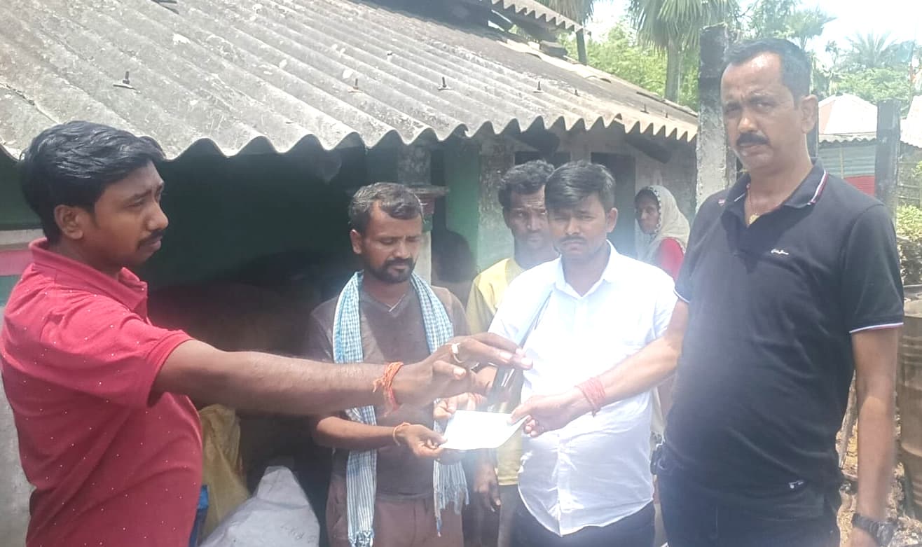 अग्निपीड़ित परिवार को मुआवजा व पॉलीथिन वितरित