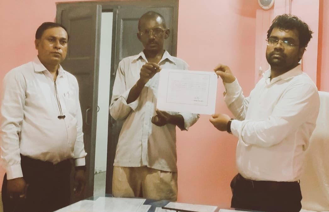 पंचायत उपचुनाव में निर्विरोध निर्वाचित प्रतिनिधियों को बीडीओ ने दिया प्रमाणपत्र