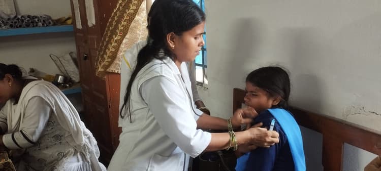 कस्तूरबा विद्यालय की 67 छात्राओं को लगायी गयी एचपीवी वैक्सीन