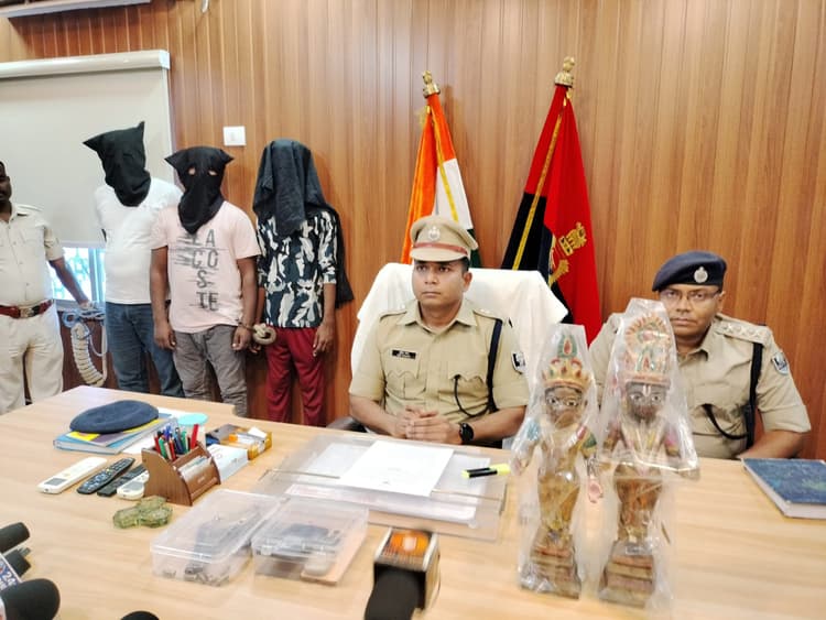 Sitamarhi : बेलसंड में चोरी गयी मूर्ति के साथ तीन बदमाश गिरफ्तार