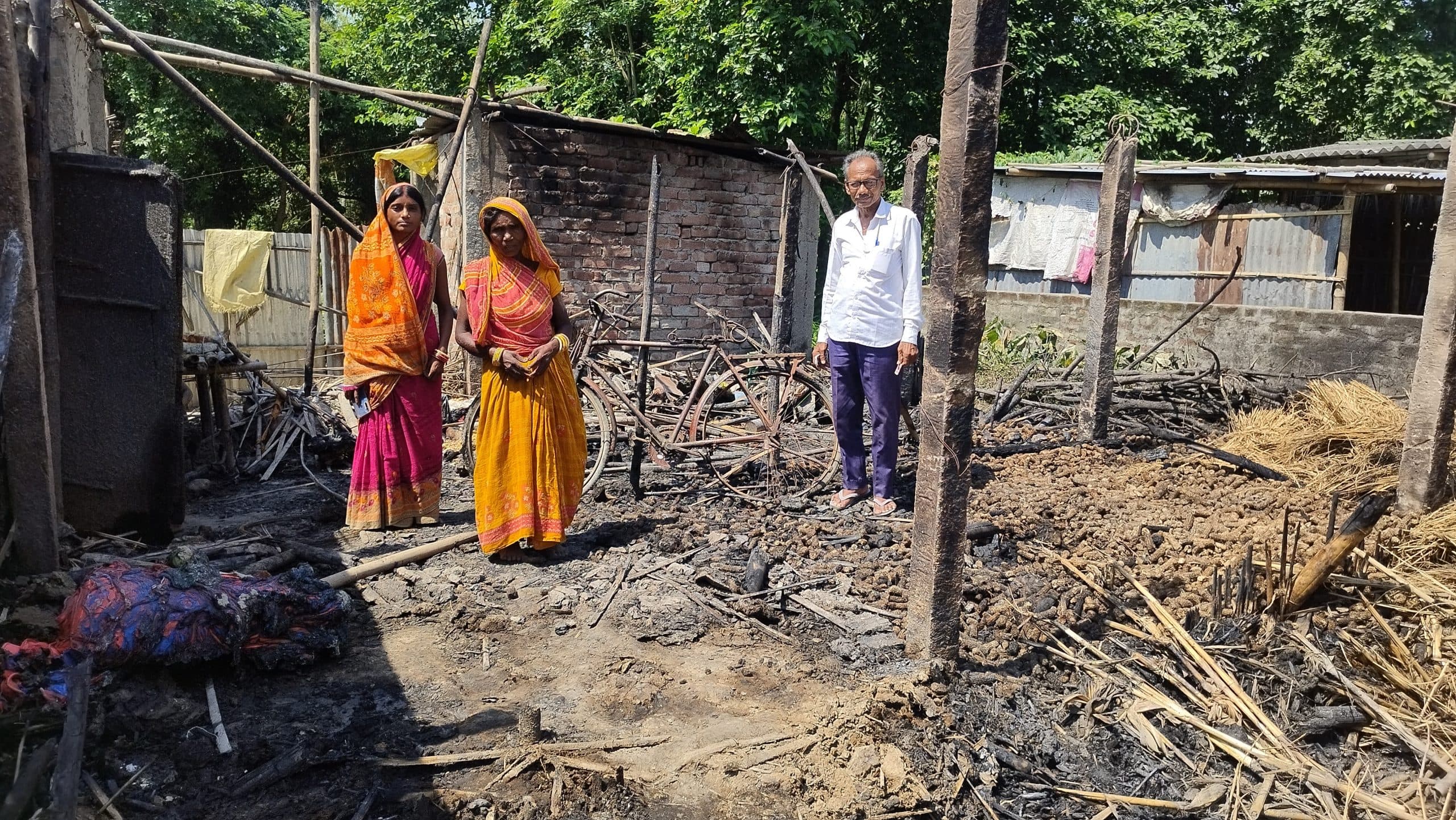 आग लगने से घर जला, डेढ़ लाख का हुआ नुकसान