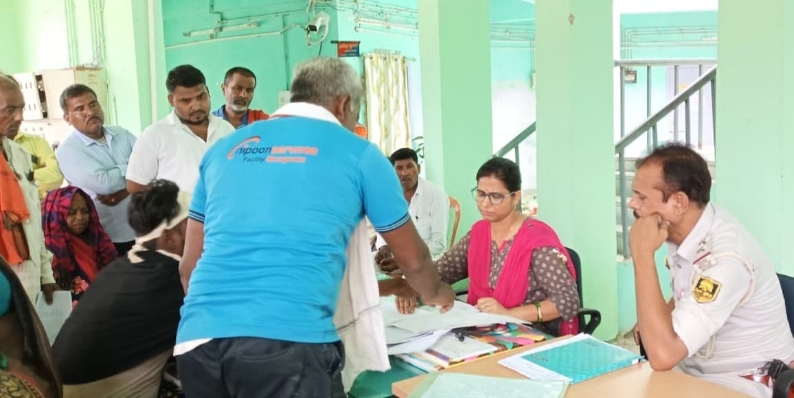 जनता दरबार में चार आवेदन आये, तीन का निबटारा