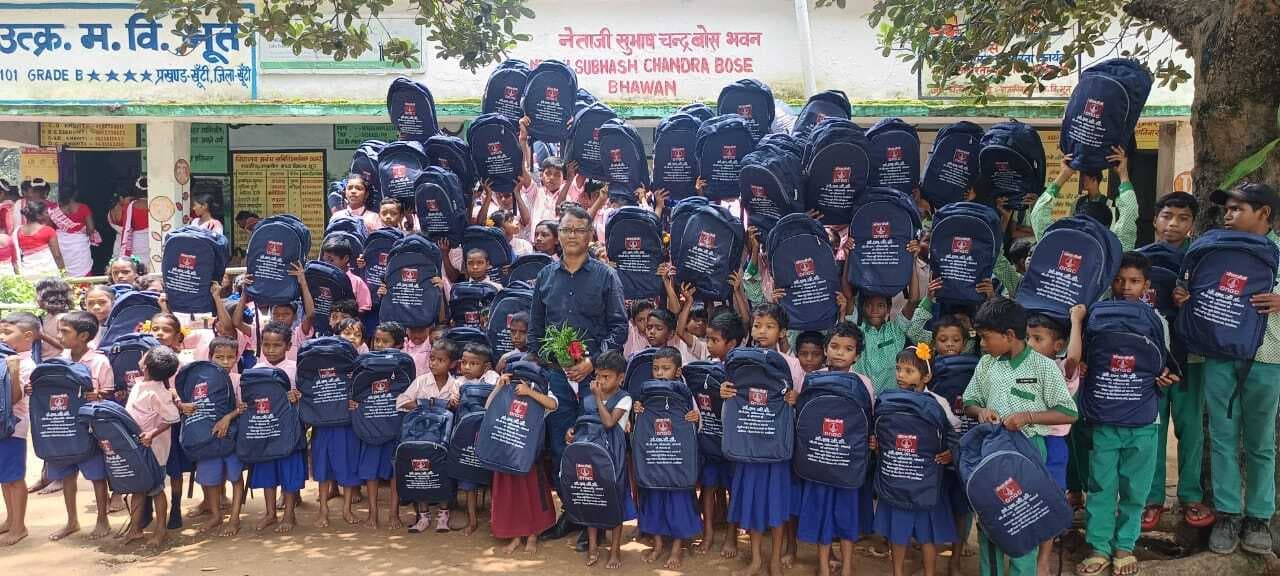 विद्यार्थियों के बीच स्वास्थ्य किट व पोषण सामग्री वितरित