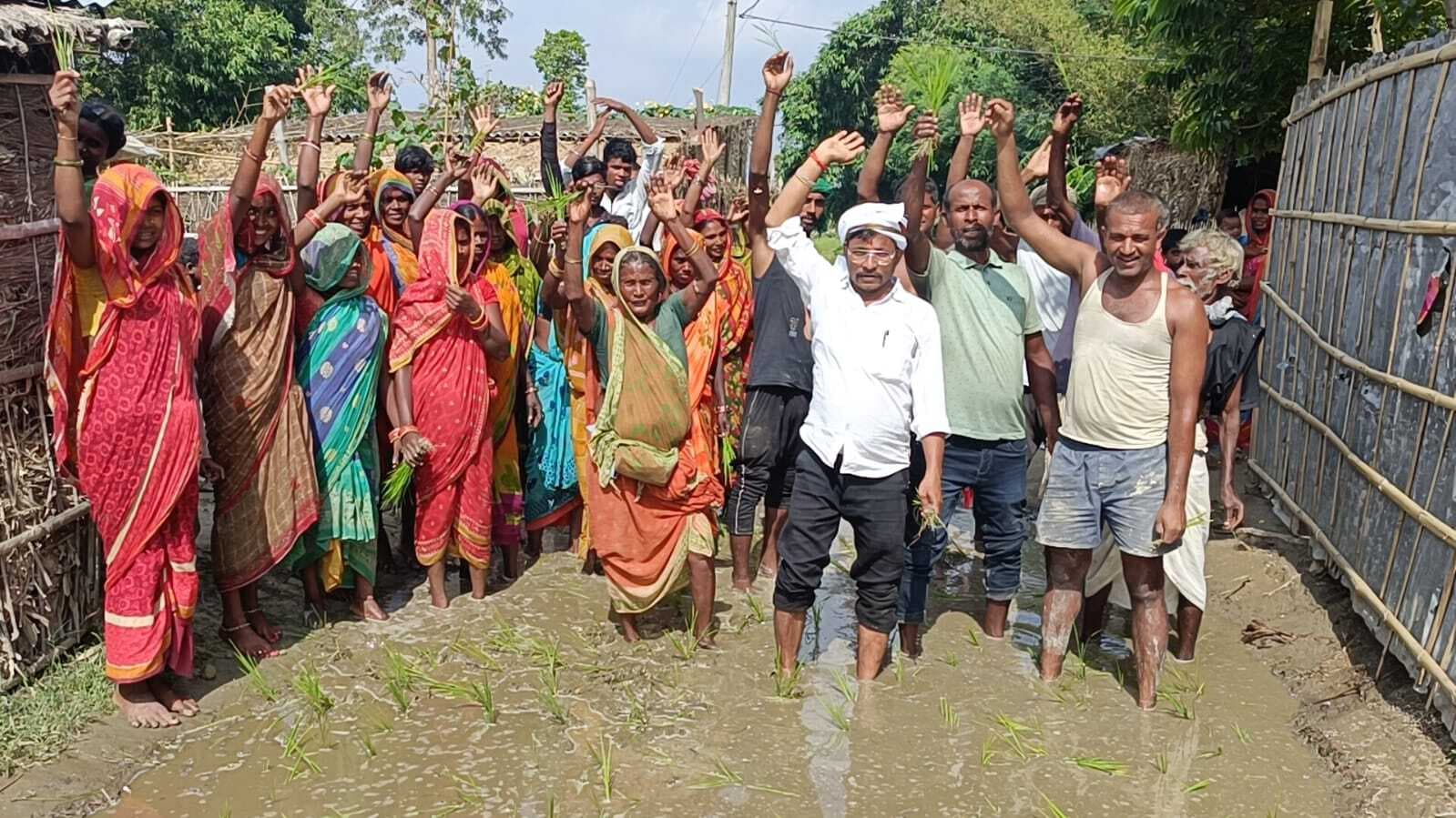 धान रोपकर सड़क की दुर्दशा पर प्रदर्शन, कांग्रेस नेता ने उठाई आवाज