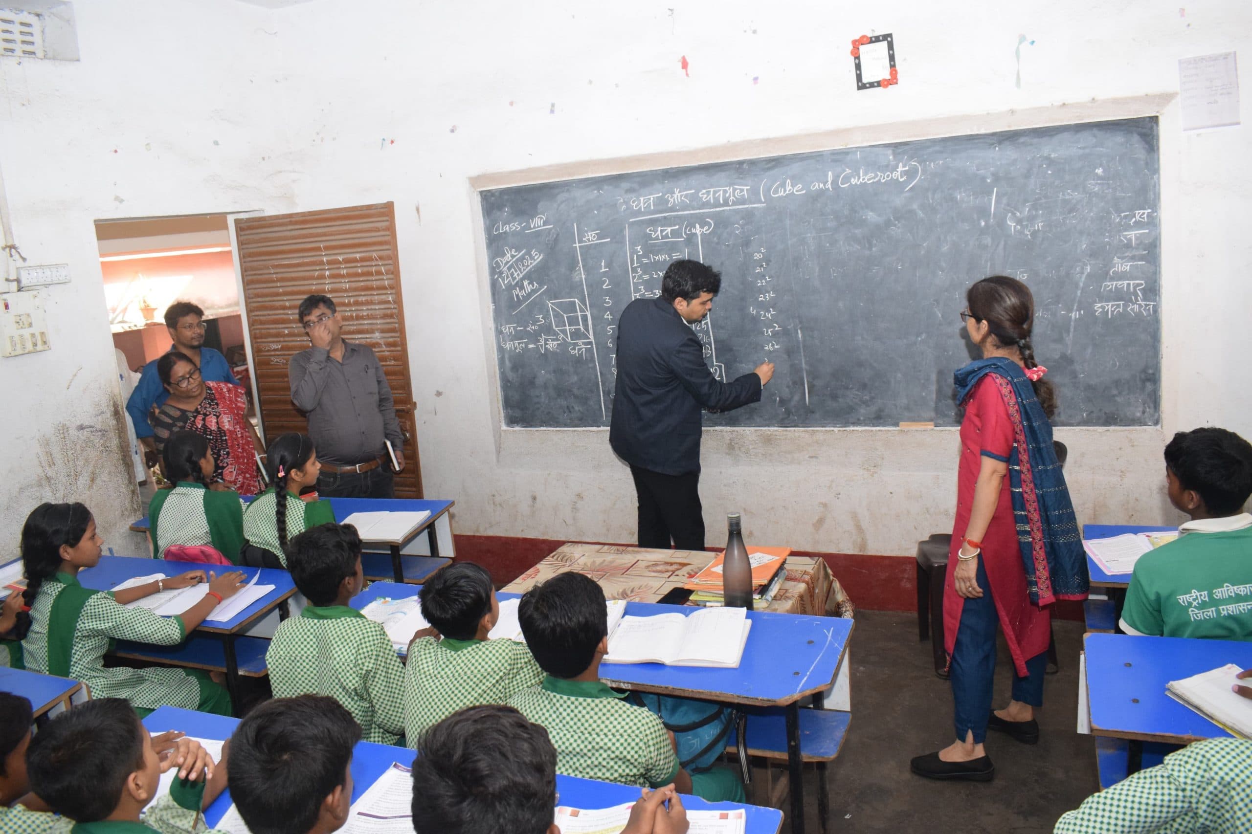 डीसी ने विद्यालय में बच्चों को पढ़ाया गणित