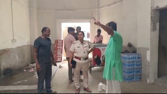 पहले आइस्क्रीम और कोल्डड्रिंक का मजा लिया, फिर कर ली चोरी