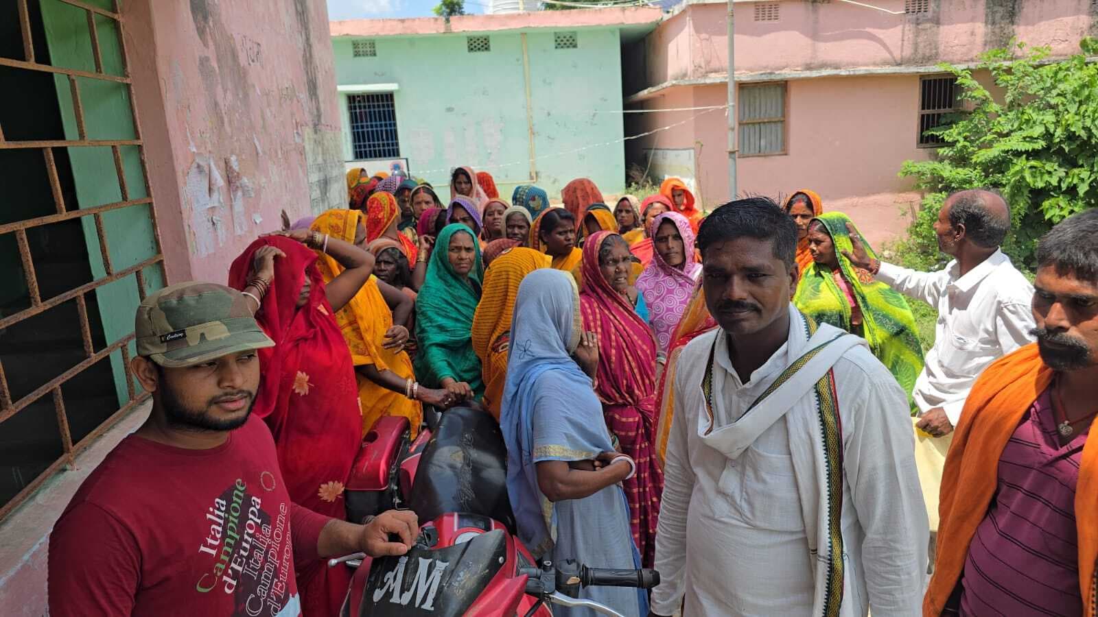 सरबेला गांव का नाम हो गया फरीदगंज, आक्रोशित ग्रामीणों ने प्रखंड कार्यालय का किया घेराव