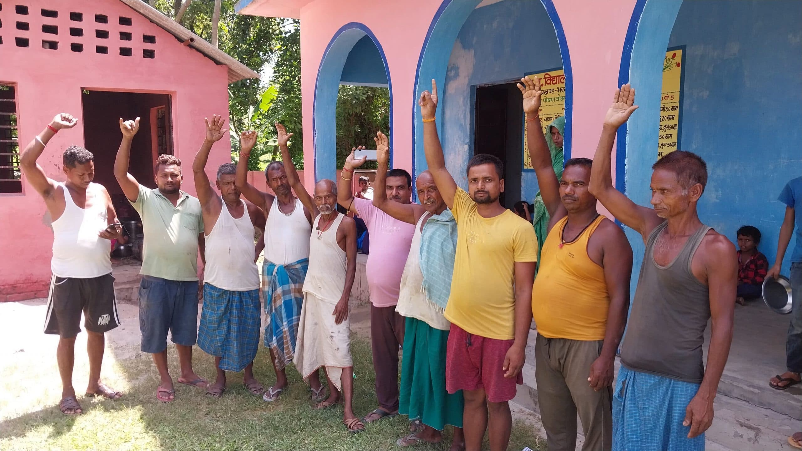 एमडीएम में कटौती पर अभिभावकों का प्रदर्शन