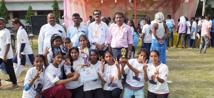 पढ़ाई के साथ-साथ खेल में भी रुचि लें बच्चे : बीडीओ