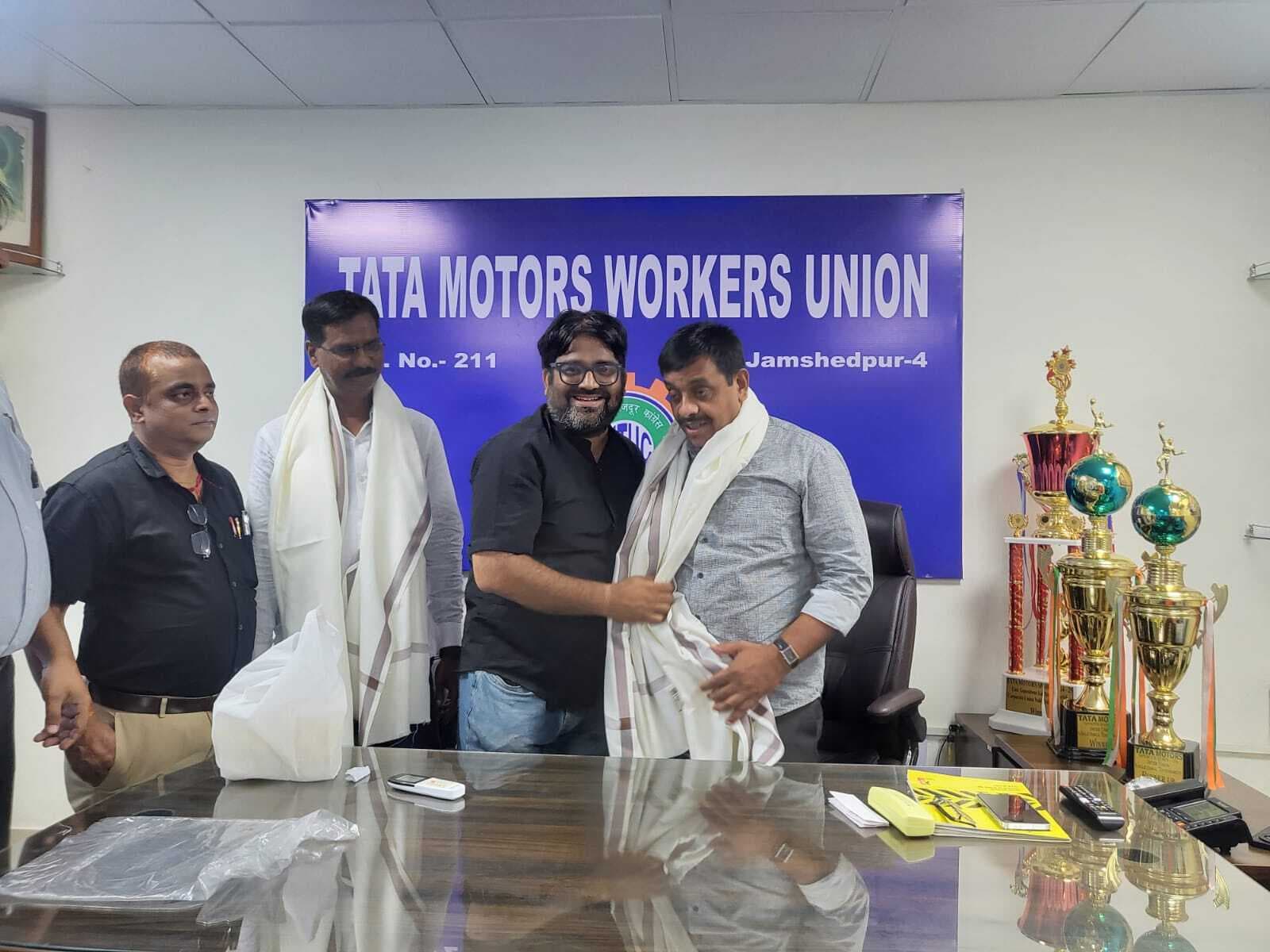 Jamshedpur news. स्थायीकरण की खुशी में टाटा मोटर्स वर्कर्स यूनियन के अध्यक्ष व महामंत्री का अभिनंदन