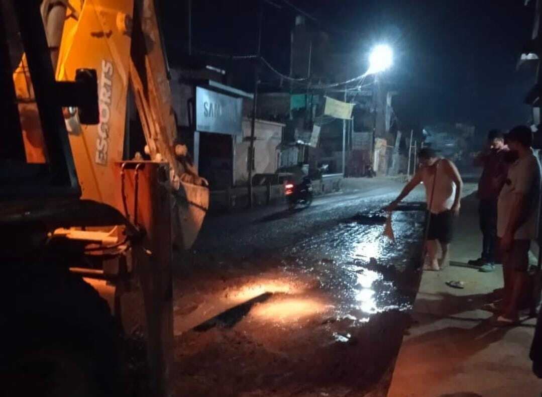 एनएच पर पाइप लीकेज व गड्ढे को किया गया दुरुस्त
