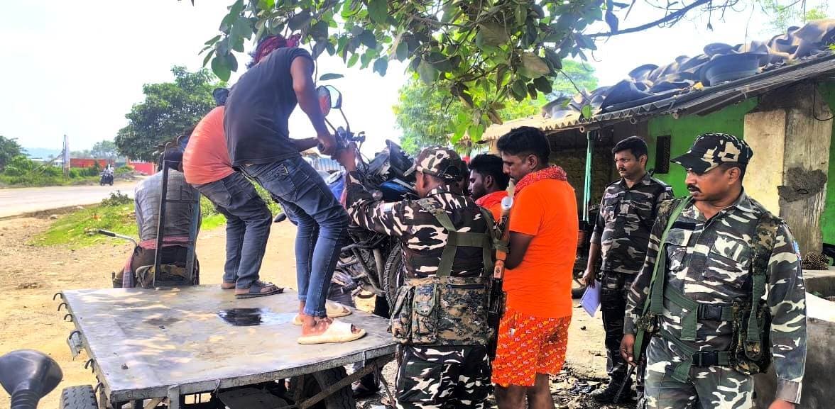 बाइक से तारापीठ जा रहे दो कांवरियों को कार ने रौंदा, गंभीर अवस्था में भेजा बंगाल