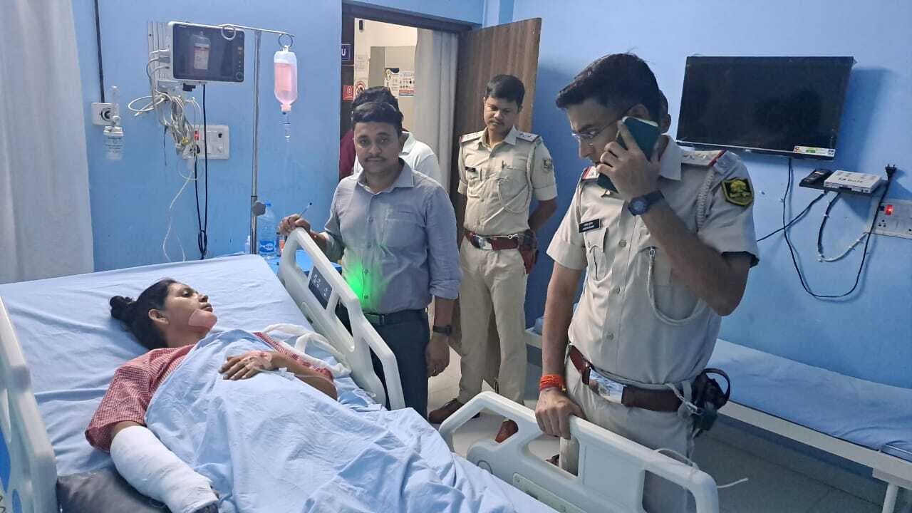 वाहन के धक्के में स्कूटी सवार महिला दारोगा घायल