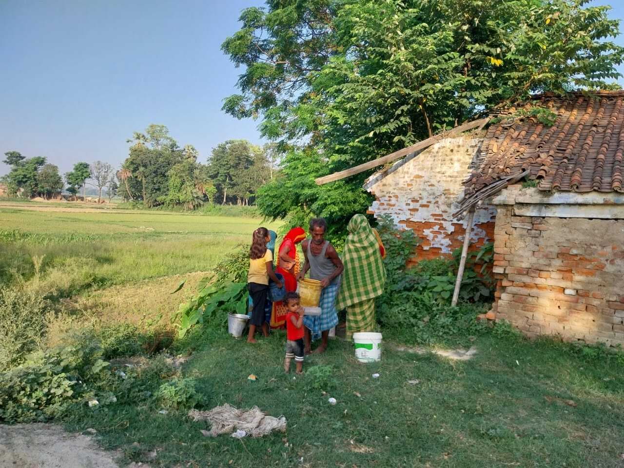 Darbhanga News: इकलौता इंडिया मार्का चापाकल छह दर्जन परिवारों का सहारा, पेयजल के लिए रतजगा कर रहे लोग